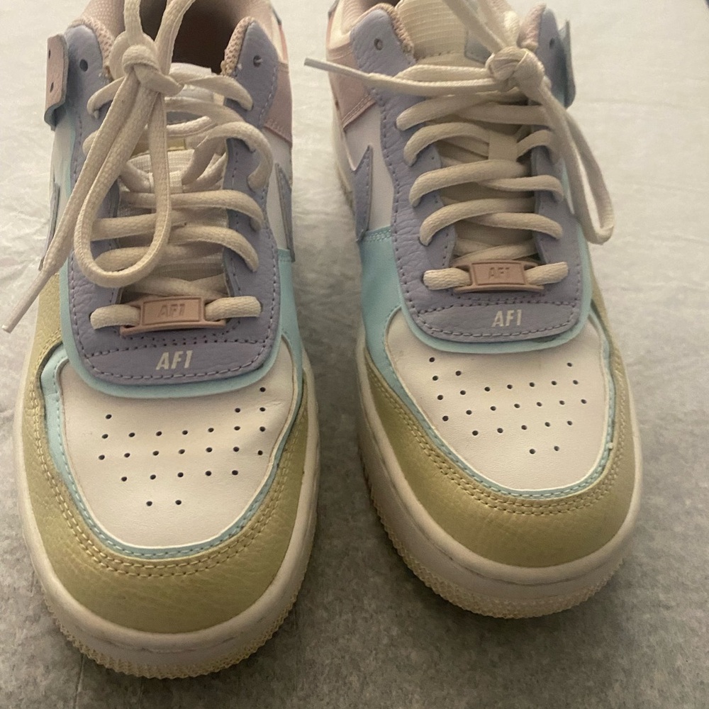 Nike White and Blue Retro-Inspired Sneakers